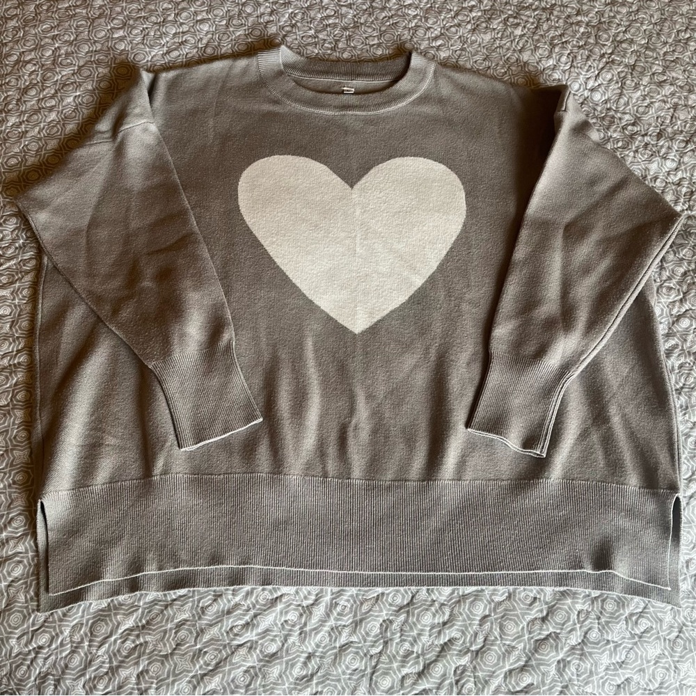 🤍👀 Size L, Long Sleeve Gray Heart Sweater thick sturdy, oversized, side slit‎